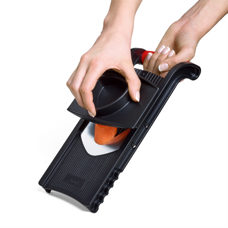 Vegetable slicer with holder for leftovers 