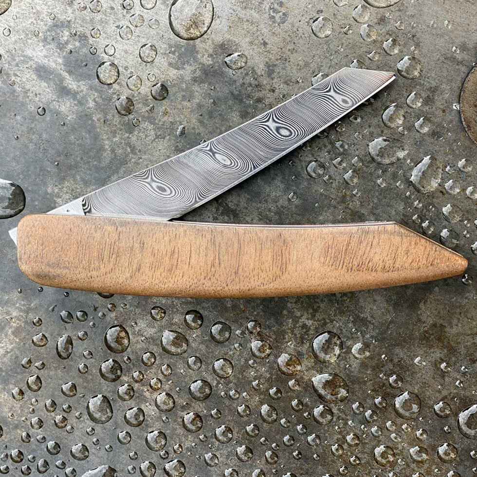 Couteau de poche à steak Damas,
Manche en noyer 